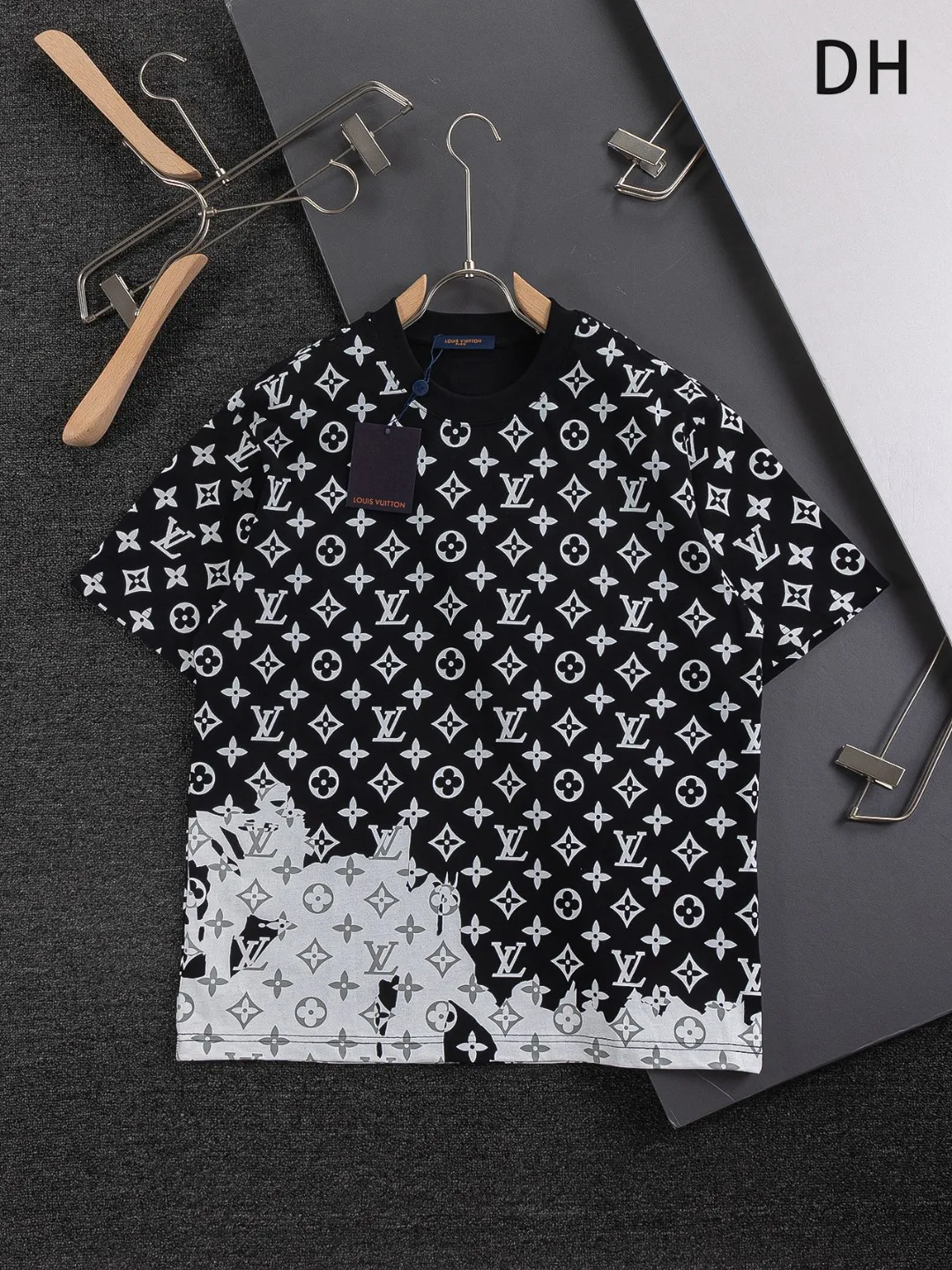 🅿️210 Louis Vuitton Louis Vuitton 1V slightly wide version S-XL 25SS LV new product counter catwalk model, burning clouds all over the print, round neck print, same style for men and women! Short-sleeves are not the same as the general public, but must be unique and eye-catching. This LV short-sleeves is all about quality, comfort, consistent style, fashion, including fabrics and cutting techniques, all of which have been made with great effort! 320 grams of washed pure cotton fabric, pure cotton is breathable, very refreshing and comfortable for daily wear. The rib knitting on the neckline is smooth and tight, and the neckline will not be skewed if you toss it at will. The loose version, you will find that it looks really good on the upper body. The overall is minimalist and neat, super versatile for daily use! Pair it casually with a pair of pants for a youthful look. A T-shirt will make your outfit crazy. It is a fashionable item that can never go wrong! Color: Black White Size: S-XL Size chart: S: Shoulder width 50-Bust 54-Length 70 M: Shoulder width 52-Bust 56.5-Length 72 L: Shoulder width 54-Bust 59-Length 74 XL: Shoulder width 56-Bust 61.5-Length 76